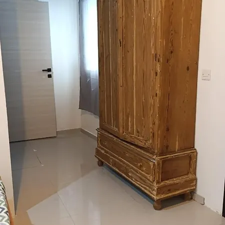 Проживание в семье Sliema Air Conditioned Room With Ensuite Bathroom *