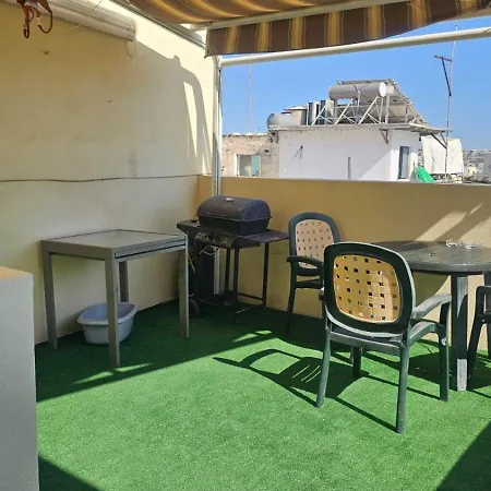 Проживание в семье Sliema Air Conditioned Room With Ensuite Bathroom Слима